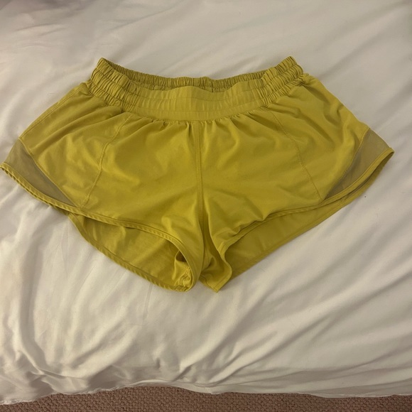 Lululemon hotty hot 2.5” shorts in color soleil - Picture 1 of 10